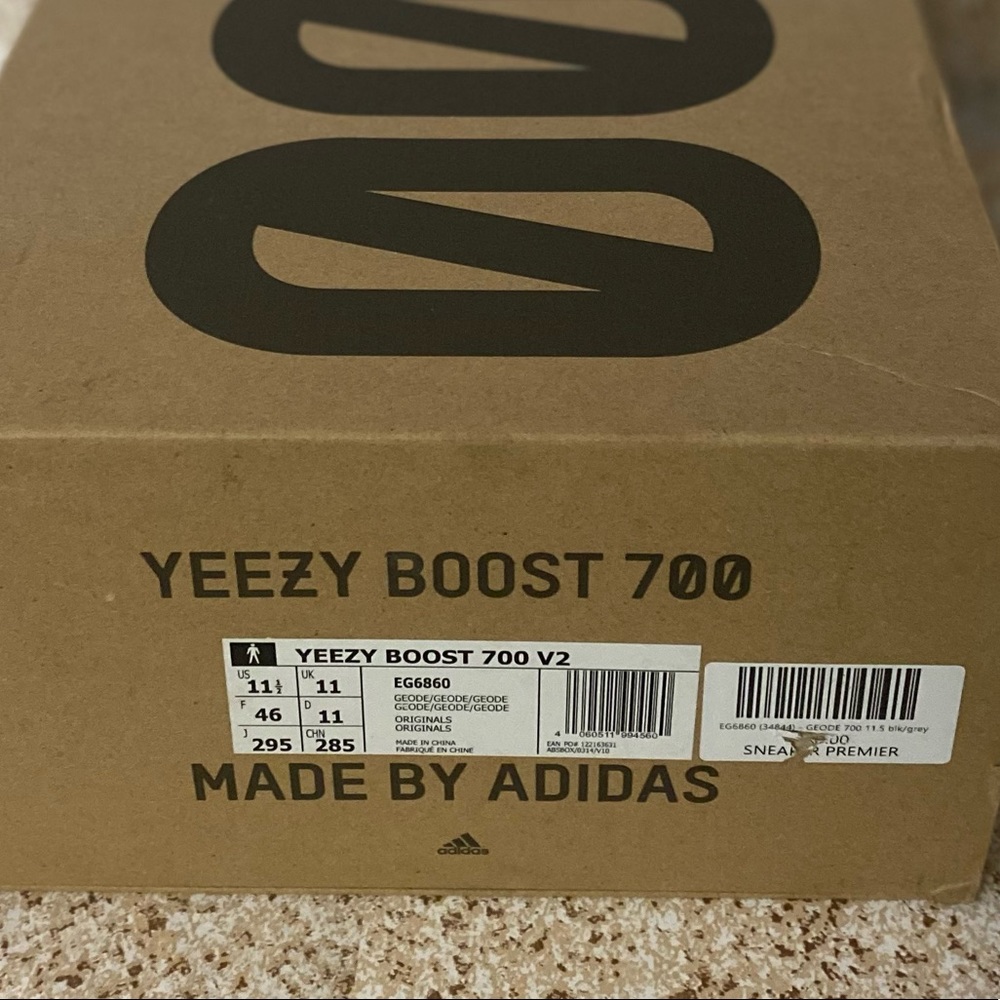 Authentic Yeezy Boost 700 V2 in 11 men worn once